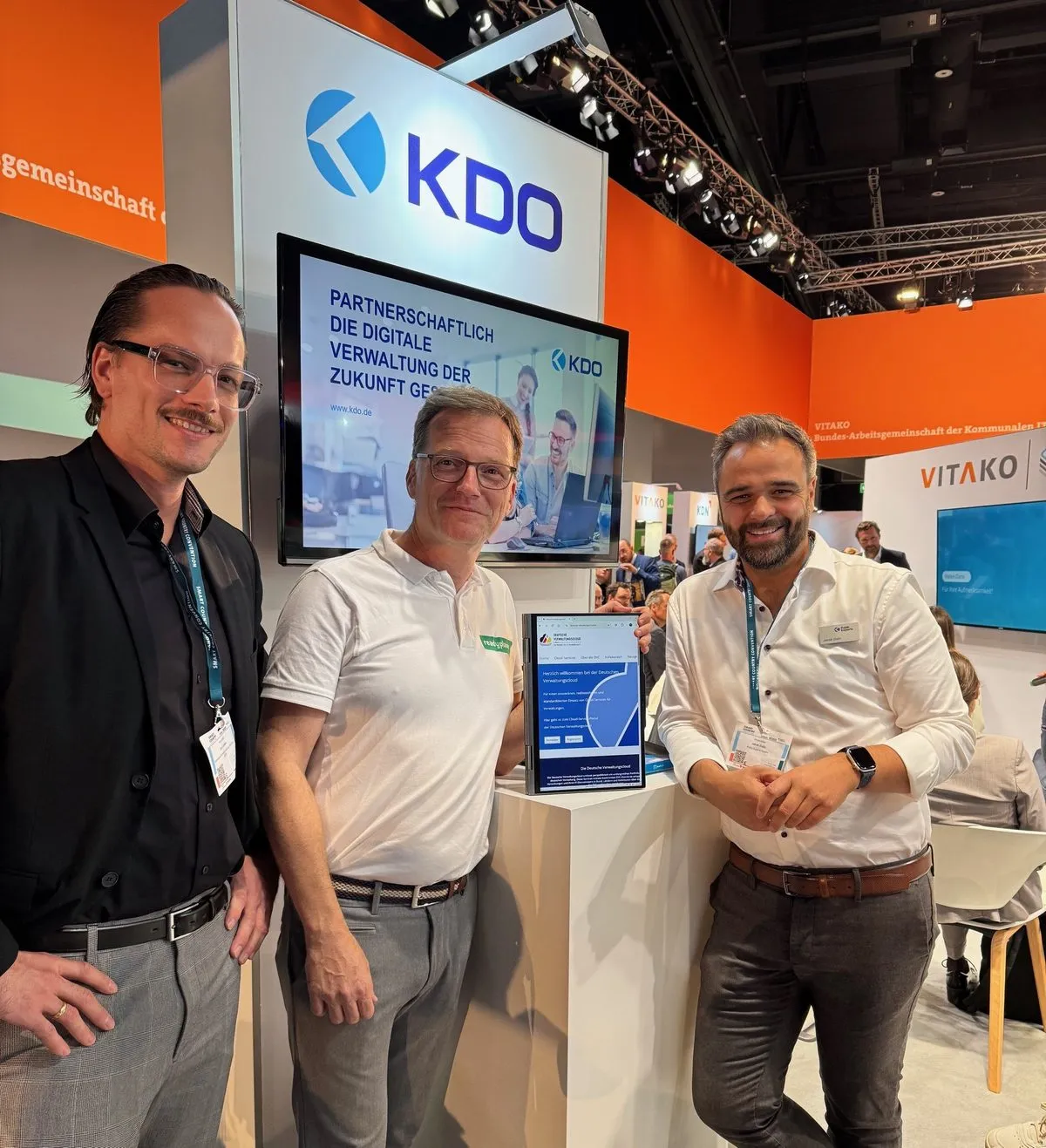 readyplace-Vorstand Heiko Jabusch mit der KDO am Messestand auf der Smart Country Convention 2025 – Bekanntgabe der Listung in der Deutschen Verwaltungscloud